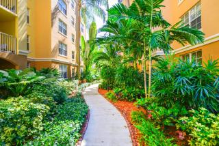 Modern Luxury Condo Near Beach & Aventura Mall - 4