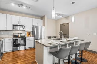 Full Apartment King Bed Retreat Pool & Gym Pet-Friendly Close to Park - Orlando - 5