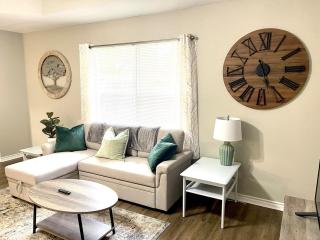 Peaceful Haven 2BR 1BA in Quiet Neighborhood - Nederland - 6