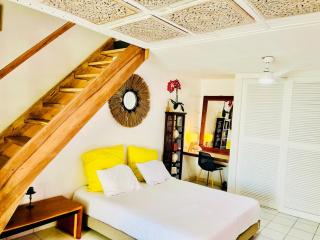 Cozy Waterfront Two-Level Condo with 2 Bathrooms ,Pool, AC - Baie Nettle - 1
