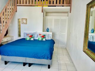 Cozy Waterfront Two-Level Condo with 2 Bathrooms ,Pool, AC - Baie Nettle - 7