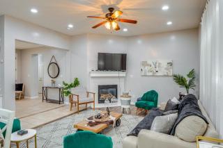 8 Mi to Beach Park Bakersfield Gem with Yard! - 0