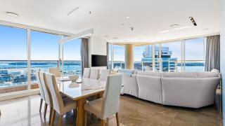 Luxury 3BR Quay West with Views and Parking - Auckland - 9