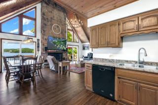 Boondock Bliss - Lakefront with Private Dock Sleeps 15 - Sunrise Beach - 4