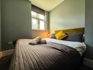 3 Bedroom Apartment in the Heart of Newcastle - Modern - Sleeps 6 - 2
