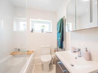 Modern 1-Bed Flat with Free Parking in West London - Londra - 3