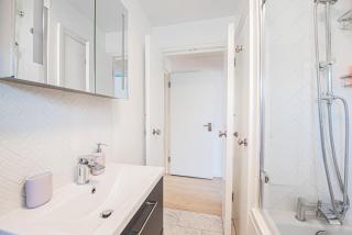 Modern 1-Bed Flat with Free Parking in West London - Londra - 2