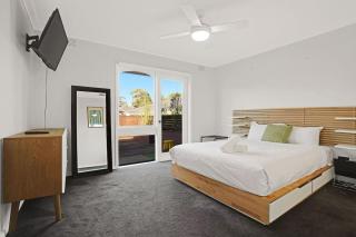 Spacious Family Home in the heart of Wheelers Hill - 3