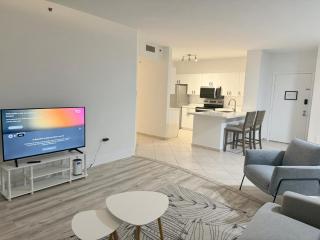 Yacht Club Aventura 2 BR 2 Bath with Free Parking - 9
