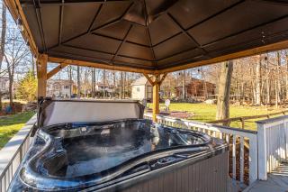 Hot Tub Pool Table Fire Pit Pet Friendly - Tobyhanna - 0