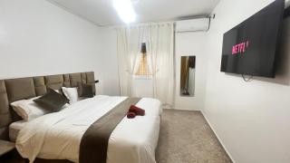 Magnifique maison famiiale moderne spacieuse de 150 m Avec de 3 chambres ,confortables et d un grand salon et terrasse, Idealement situee a 9 min du centre-ville elle se trouve à proximite de la route principale menant a l aeroport Berkane et Saidia - Oujda - 5