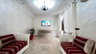 Magnifique maison famiiale moderne spacieuse de 150 m Avec de 3 chambres ,confortables et d un grand salon et terrasse, Idealement situee a 9 min du centre-ville elle se trouve à proximite de la route principale menant a l aeroport Berkane et Saidia - Oujda - 7