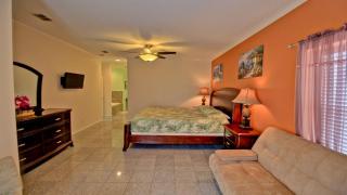 New Renovation, EV charger, 5 Lots To The Beach,Heated Pool,Jaccuzi - South Padre Island - 3