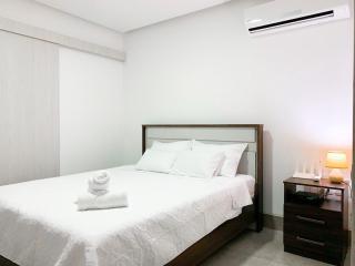 Suite con parqueo, sofa cama, frente mall del sol - Guayaquil - 5