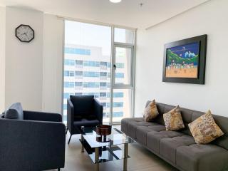 Suite con parqueo, sofa cama, frente mall del sol - Guayaquil - 8