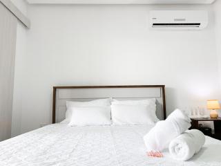 Suite con parqueo, sofa cama, frente mall del sol - Guayaquil - 0