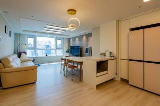 New Apt 34py 3min to Haeundae Beach LG StanbyMe & Styler Netflix & Sky Capsule - Busan - 0