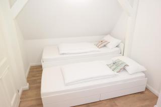 Modernes Ferienhaus mit 4 separaten Appartements, je mit vollausgestatteter Küchenzeile und eigenem Bad, 2 Gehminuten zum Badesee, Garten, Grillplatz, Kinderspielbereich, Hunde sind willkommen - - 1