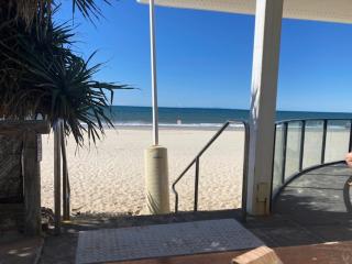 ABSOLUTE BEACHFRONT PENTHOUSE Sunshine Coast Qld - Caloundra - 6