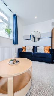Central Apartment- Stunning Sea Views- 100m to Beach- Brand New for 2025- Sleeps 6 - 4