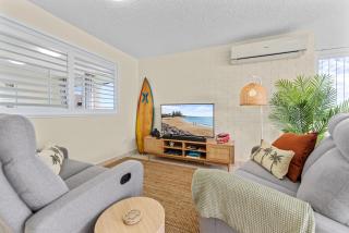 Bright 2-Bed Top-Floor Flat Near Moffat Beach - Caloundra - 0