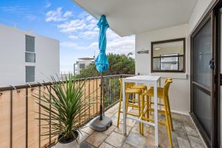 Bright 2-Bed Top-Floor Flat Near Moffat Beach - Caloundra - 6