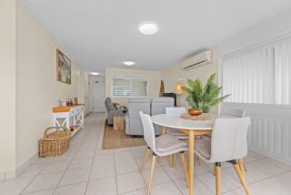 Bright 2-Bed Top-Floor Flat Near Moffat Beach - Caloundra - 1