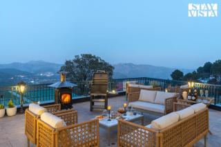 StayVista at Chestnut Manor with Lawn, BBQ, Bonfire - Kasauli - 9
