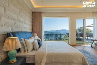 StayVista at Chestnut Manor with Sky Jacuzzi & Steam Room - 4