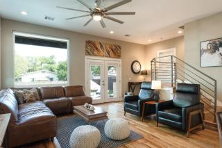 Newly Built Poolside Home w Balcony BBQ - Austin - 9