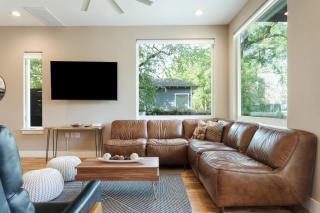 Newly Built Poolside Home w Balcony BBQ - 8