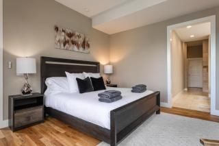 Newly Built Poolside Home w Balcony BBQ - Austin - 5