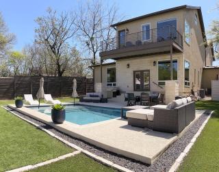Newly Built Poolside Home w Balcony BBQ - Austin - 2