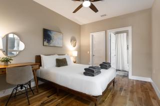 Newly Built Poolside Home w Balcony BBQ - Austin - 1