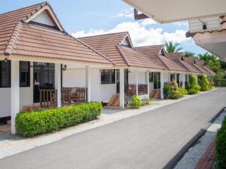 หาดทรายขาวรีสอร์ท - Bang Saphan - 2