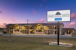 Eagle's Den Suites Cotulla a Travelodge by Wyndham - Cotulla - 0