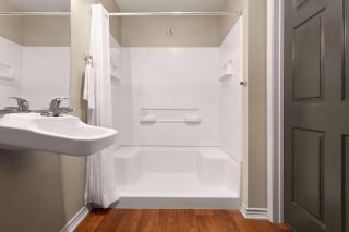 Eagle's Den Suites Cotulla a Travelodge by Wyndham - Cotulla - 4