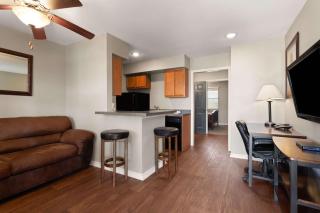 Eagle's Den Suites Cotulla a Travelodge by Wyndham - Cotulla - 1