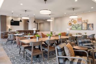 La Quinta Inn and Suites by Wyndham Lincoln - 4