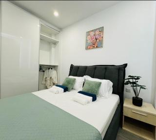 Sunny 2-bedroom Apartment - Pool, Gym & Balcony Views - Elysia park- Center Paphos - Paphos - 8