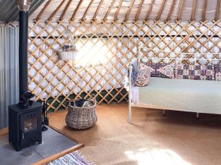 'Villager' the Yurt at Pentref Luxury Camping - Penuwch - 8