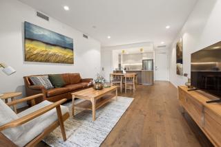 Luxe 2-Bed Inner-City Abode with Alfresco Dining - 7