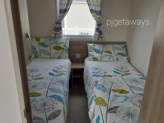 Luxury 2019 8 berth Caravan with Hot Tub @ Tattershall Lakes - Tattershall - 2