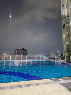 Netflix and Chill & Pool access with overlooking QC - Manila - 9