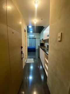 Netflix and Chill & Pool access with overlooking QC - Manila - 8