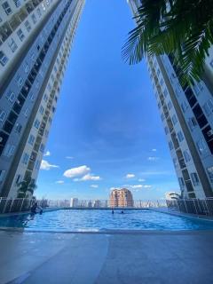 Netflix and Chill & Pool access with overlooking QC - Manila - 2