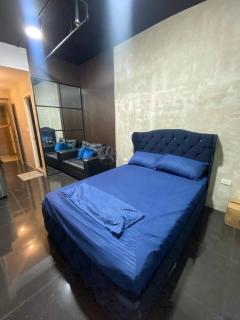 Netflix and Chill & Pool access with overlooking QC - Manila - 1