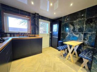 Super luxury 2 bedroom, full house sleep 5 with garden & parking close to airport - 1