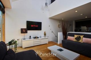 Beautiful Four Bed House By PureStay Short Lets & Serviced Accommodation Coventry With Parking - 4