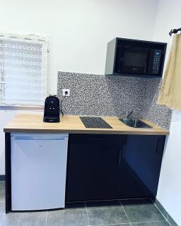 LeStudio83210 Loveroom jacuzzi balneo petit déjeuner inclus meublé de tourisme 3 étoiles - Belgentier - 6